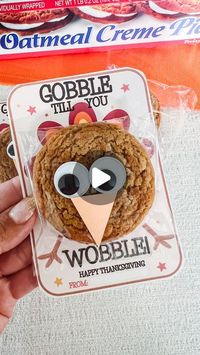 Andrea Clawson on Instagram: "Yummiest little treats for your little turkeys this thanksgiving 👀 🧁   Perfect for classroom gifts, Friendsgiving party favors or Thanksgiving table place setting addition! These would be adorable to add at the kids table!  For teacher: this would be so cute for gifts for your students   Thanks for the idea @ashleym.mclaughlin   What I used: Oatmeal Creme pies from @thereallittledebbie ( you can use chocolate cupcakes too)  googly eyes 👀 from @dollartree  orange construction paper for the beak  I used glue dots to attach the cupcake to the printable   Comment “link” for the printable gift tag sent straight to your DMs  Save for later + share with friends + follow for more holiday ideas  #thanskgiving #dollartreecrafts #kidscrafts #thanksgivingdiy #thanksgiv