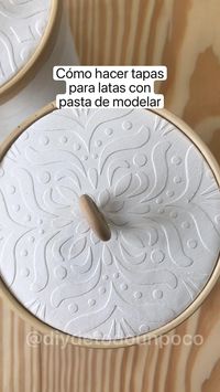 Difficulty: Medium     Materiales   • Pasta de modelar   • Bastidores pequeños (10 cm. de diámetro)  • Lámina de acetato  • Stencils de mandalas   • Pintura esmalte al agua  • Latas recicladas