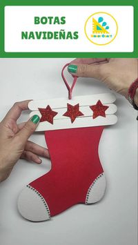 Esta manualidad de bota de Navidad para niños es ideal para colgar en el rincón de la casa que queramos decorar. La bota de Papa Noel está hecha con goma eva y palos de madera. Una manualidad simple de hacer y muy entretenida.