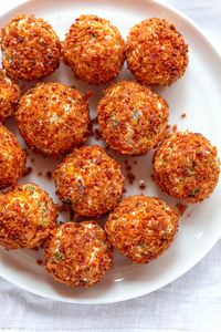 Bacon Jalapeño Popper Cheese Balls - #recipe by #eatwell101 - https://www.eatwell101.com/bacon-jalapeno-popper-cheese-balls-recipe