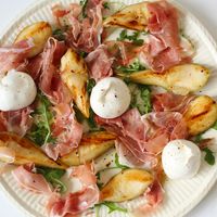 Gegrilde peer met rucola, Prosciutto en Burrata