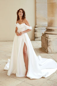 Boutique: @dressdreamsbridal KENT UK Dress: Exquisite by Dando London 


A gorgeous mordern take on a classic satin princess wedding dress with off the shoulder draping with tiny subtle encrysted beadwork. Finished with an A-line ballgown skirt and optional leg split.
