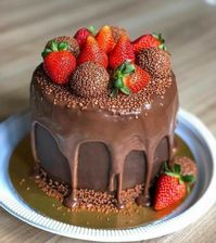 Bolo de chocolate com morango e brigadeiro 😋 / bolo de chocolate com morango / bolo de chocolate com brigadeiro 😋 / bolo / chocolate 🍫 / bolo de chocolate 🍫 / bolo com morango 🍓 / bolo com brigadeiro / brigadeiro / morango 🍓