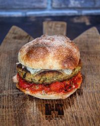 Weekend brunch. Sandwich di melanzane vegetariano. Buonissima ricetta, un’alternativa eccellente per un sandwich sano e goloso. Sapori classici abbinati alla melanzana, il pomodoro ed un ottimo pecorino. Lasciati ispirare da questa ricetta e condividi sui social il risultato finale taggando @ilgustodiandre . Buon divertimento!!!