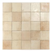 Atractivo azulejo porcelánico tipo zellige rústico de color beige brillo cuadrado de 10x10cm sin rectificado. Tiene una alta variedad cromática, con una textura sutil.