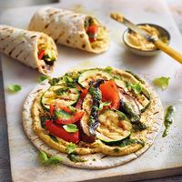 Een gezond recept voor Wraps met gegrilde groenten en hummus, klaar in 15. Maak dit gerecht of bekijk andere slanke WW (Weight Watchers) recepten.