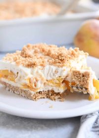 This no-bake peaches and cream dessert is sensational! Layers of buttery graham crackers, fresh juicy peaches and luscious cream filling. AMAZING! | melskitchencafe.com