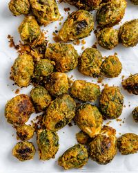 These Easy Vegan Brussels Sprouts are so crisp, 'cheesy', and the tahini flavor is something special! It's a great, flavorful, and nutritious snack for everyone to enjoy! #plantbasedonabudget ##brussels #sprouts #vegan #snack