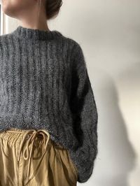 [vc_row][vc_column][vc_row_inner][vc_column_inner width=”1/2″][vc_column_text]Der RibSweater wird von oben nach unten in einem gebrochenen Rippenmuster gestrickt. Zuerst wird die Rückseite in Reihen gestrickt, es werden Maschen für den Nacken angeschlagen und durch Zunahmen wird die Rückseite gebildet. Danach werden jeweils Maschen für die rechte und linke Schultern aufgenommen und separat gestrickt werden, bis sie für die Vorderseite gesammelt werden. Anschliessend werden Vorde