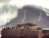 The Biggest Waves in the World.  The Nazaré waves, located on the coast of Nazaré, 🇵🇹 Portugal, are famous for being some of the largest in the world. 🌊 This phenomenon is caused by the Nazaré Canyon, an underwater canyon 200 kilometers long and 5 kilometers deep, which amplifies the size of the waves. 🏄 Surfers from all over the world come to Nazaré to challenge these giant waves, especially in winter, when conditions are more conducive to forming waves that can exceed 20 meters in height. 🏄‍♂️ This destination has become an epicenter of big wave surfing, attracting both professionals and spectators looking to witness the impressive spectacle of nature. Credits to the rightful owner  Also Read 👉 https://wonderae.com/top-10-cleanest-lakes-in-the-world/