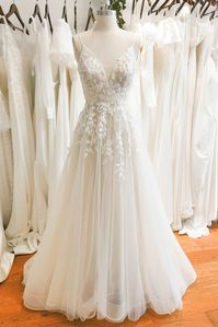 A-Line Sweep-Brush Train Lace Tulle Sleeveless Zipper Wedding Dress CW3119 – COCOMELODY