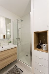 Une salle de bains blanc et bois résolument moderne