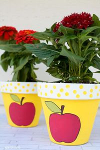 Apple painted flowerpot handmade gift to make for teachers for teacher appreciation week #teacherappreciationweek #handmadeteachergift