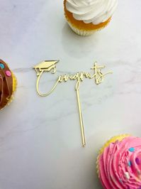 Add this fun Graduation themed Congrats cake topper to your cake! Topper measures 5" wide with a 3" stem on it. The topper is matte gray on the back for mirrored colors. Personalize by adding a matching cake charm with the grad's name!