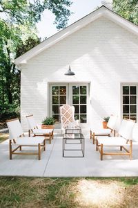 I fell head over heels in love with this home the minute I saw the tiniest of peeks on instagram. And I should have known I would. The folks beyond this gorgeous abode are such a dream team. With the interior design