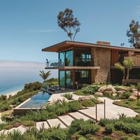 Explore Shaun White's luxurious Malibu house: an insightful tour of its exquisite architecture, personalized interior design, and its impact on luxury real estate.