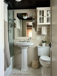 Neutral bath with vintage charm