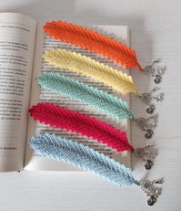 Customizable bookmark in the shape of a crocheted feather in various color choices with nickel-free metal pendants with flower, feather, swans and initial name. You can choose between the red, green, purple, fuchsia, light blue, ecru, orange and yellow variants as well as the choice of inserting the initial of the name. Dimensions: total length feather 17 cm, total length with pendants 21 cm. Feather width 3 cm.