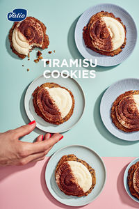 Tiramisu cookies eli tiramisu keksit on helppo leivonnainen, joka onnistuu vasta-alkajaltakin. Suklaakeksi on päältä rapea, mutta sisältä herkullisen sitkeä. Keksit kuorrutetaan mascarponella ja kaakaojauheella.