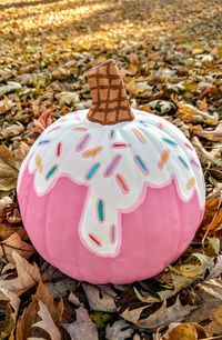 This is a fake pumpkin painted to look like a frosted dessert. 🧁🍂 (original photo and art by Smiling Unicorn)