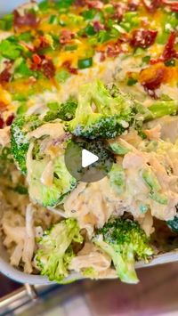 Mayra Wendolyne | Low Carb Love on Instagram: "#3 of MY TOP 3 VIRAL RECIPES IN 2024‼️

I LOST OVER 100 POUNDS EATING MEALS LIKE THIS! ✨

LOW CARB JALAPEÑO POPPER CHICKEN BAKE! 🤤 

Have you tried this? 

All you need is: 
Rotisserie chicken
Broccoli 
Cheddar cheese 
Cream cheese 
Splash of almond milk (to thin out cheese mixture) 
Jalapeños 
Crispy bacon 

That’s it! It’s so easy to make and calorie friendly as well! You have to make it! ❤️❤️
___
¡PERDÍ MÁS DE 100 LIBRAS COMIENDO COMIDAS COMO ESTA! ✨

¡POLLO AL HORNO CON JALAPEÑO POPPER BAJO EN CARBOS! 🤤 

¿Has probado esto? 

Todo lo que necesitas es: 
Pollo asado
Brócoli 
queso cheddar 
Queso crema 
Un chorrito de leche de almendras (para diluir la mezcla de queso) 
jalapeños 
Tocino crujiente 

¡Eso es todo! ¡Es muy fácil de hacer y ad