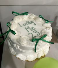 St Patrick’s Day themed birthday party lucky me themed birthdah party white simple cake decorations 23rd birthday cake cake with bow decorations simple birthday cake #simplebirthdaycake#birthdaycakeideas#cake#cakedecoration#cakewithbows