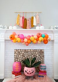 DIY Jack O' Lantern Balloon Garland #falldecor #pumpkin #halloween #halloweendecorations  #trickortreat