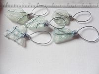 Sea glass hand painted snowflake art christmas tree decorations - wire wrapped set of 5. Measurements included in the photos, crafted and painted to order. I also paint to order, please contact me with any requests :-)