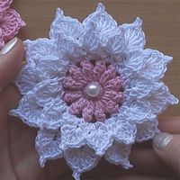 This crochet pattern / tutorial is available for free... Full post: Crochet Flower