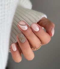 50+ Glamorous and Glittery Gold Nail Designs – May the Ray