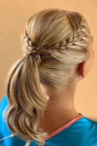 The Mid-Length Ponytail and Braids is a trendy Hawaiian hairstyle that combines the elegance of a ponytail with the playful charm of braids, creating a chic and effortless island look. Click to see more Hawaiian hairstyles and follow us for more ideas to rock your tropical vibes! // Photo Credit: Instagram @markos_efthimiou_hairstylist