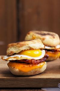 Saml æg og bacon med en luftig muffinbolle, og nyd herligheden til luksusmorgenmad og -brunch. Bollerne skal både steges, bages og ristes – men det er det hele værd! #morgenmad #brunch #muffin #sandwich #æg #bacon #ost