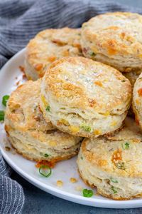 Bacon cheddar biscuits are savoury and buttery quick breads, perfect to serve alongside any meal! Filled with bacon, cheddar and onions