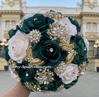 This bouquet is handmade with emerald green roses and gold brooches and butterflies. The design can be changed if requested. I can do it in different colors. Please message me the color. *This bouquet is 10 inches in diameter* Please contact me with any questions! :)