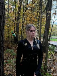 dystopian girl, hunger games costume, primrose everdeen, katniss everdeen costume, hunger games cosplay, catching fire, mockingjay, ig post, halloween post, halloween 2024, easy halloween costume, mockinjay pin, bow an arrow costume, halloween character, peeta mellark