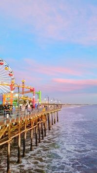 Los Angeles California vacation ideas. Santa Monica Pier sunset. photo, beach ocean photography. picture. Where to watch sunset in Santa Monica, in Los Angeles. ferris wheel, palisades amusement park near venice beach, downtown LA, malibu. outdoor beach travel tips. #flashpackingamerica