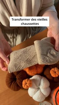 Difficulty: Easy     Matériel :   • Vieilles chaussettes  • aiguille fine & à laine  • fil & laine  • Rembourrage (fibre polyester ou coton)  • Branche  • Colle chaude ou forte