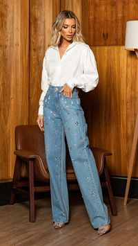 Calça exclusiva com bordados feitos a mão, ideal para quem gosta de compor looks diferentes e sofisticados. Queridinha das modelos e influencers, pois tem a junção de duas tendências super fortes: o modelo WIDE LEG e o BRILHO DAS PEDRAS!  Lavagem clara. Fechamento com zíper e botão. Bordado manual frente. 2 bolsos traseiros comuns.   Composição: 100% Algodão. Modelo veste 36 | P Altura: 1,73m/ Busto: 90cm/ Cintura: 68cm/ Q