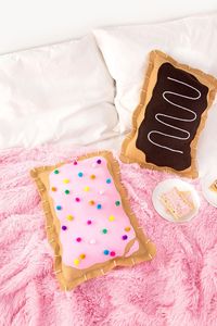 » DIY No-Sew Pop Tart Pillow