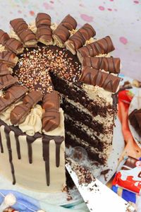 Kinder Bueno Drip Cake! - Jane's Patisserie