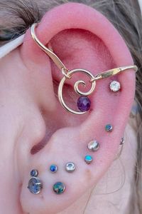 Love the aesthetic of industrial piercing and want to get one? Head over to our guide, which covers all the information about the piercing and features cute jewelry ideas, including titanium arrow, gold chain, steel barbell and many others. #glaminati #industrialpiercing #industrialpiercingideas #allaboutindustrialpiercing #piercingideas #piercingguide