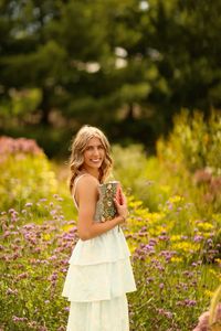 #senior #seniorsunday #seniorphotos #poseideas #flowers #solopose #christian #bible #biblepose #seniorpictureswithbible