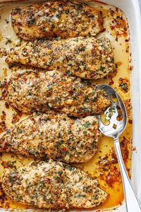 Baked Garlic Parmesan Chicken - #chicken #recipe #eatwell101 - Our quick and simple garlic parmesan chicken is bursting with delicious flavor and sure to become a new favorite. Try this baked chicken recipe for a quick weekday meal! - #recipe by #eatwell101®