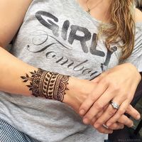 Mehndi Manschette temporäres Tattoo (2er Set) Tattoo-Design Größe ist 3,5 Zoll (9 cm) lang und 2,25 Zoll breit (6 cm) Wie ein Armband am Handgelenk oder am Fußgelenk zu tragen Hier sind einige Gründe, warum jemand ein Mehndi-Manschetten-Tattoo tragen möchte: Schöner Schmuck: Ein Mehndi-Manschettentattoo kann ein optisch ansprechendes und dekoratives Element sein, das die Schönheit der Hand oder des Handgelenks, an dem es getragen wird, verbessert. Kulturelle Bedeutung: Mehndi, auch als Henna bek