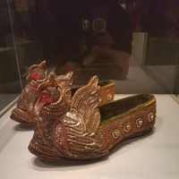 19th cent Burmese Shoes, included in the Gold Standard exhibition in the Bata Shoe Museum #vintageshoes #shoehistory