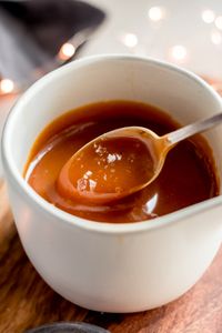 Homemade Caramel Sauce - You're only 10 minutes and 3 ingredients away from this delicious caramel sauce! Perfect for topping your favorite desserts with or for gifting during the holidays! #caramel #caramelsauce #christmas #halloween #thanksgiving #holidayrecipe #saltedcaramel #bluebowlrecipes #foodgifts | bluebowlrecipes.com