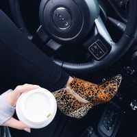 Car pose, blogger pose, leopard print, coffee, casual style, mom style, leopard bootie