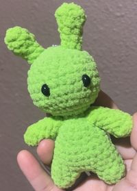 This little Alien is out of this world!  Made with chenille yarn with safety eyes.  Comes in Four color options.  *This is with No Keychain*  pattern is not by me, it is by the friendly red fox.