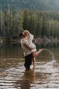 #GrandTeton #Engagement #Wedding #Wyoming The Grand Teton National Park is the perfect place to propose to your loved one. With its stunning scenery and endless hiking trails, it's the ideal setting for a romantic