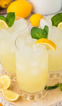 Looking for a thirst-quenching summer drink with a twist of nostalgia? 🍹 Check out this Old-Fashioned Lemonade recipe, bursting with fresh lemon flavor! 🍋 The BEST recipe to keep you cool and refreshed all summer long! ☀️